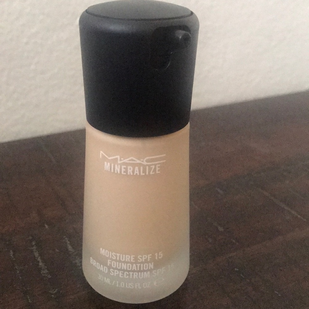 MAC Cosmetics Mineralize Liquid Foundation